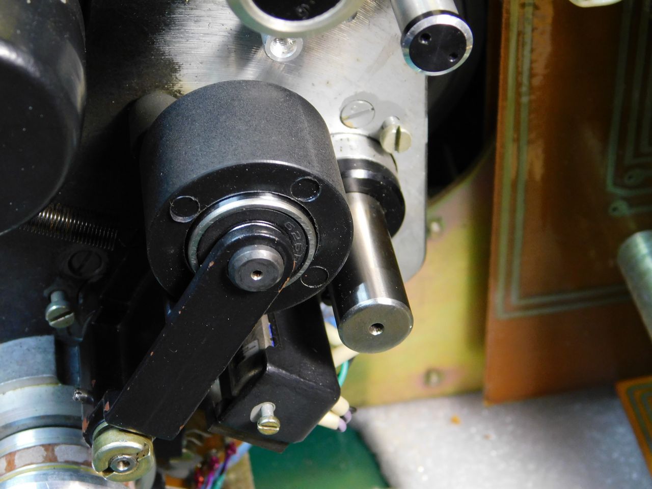 Прижимной ролик установлен