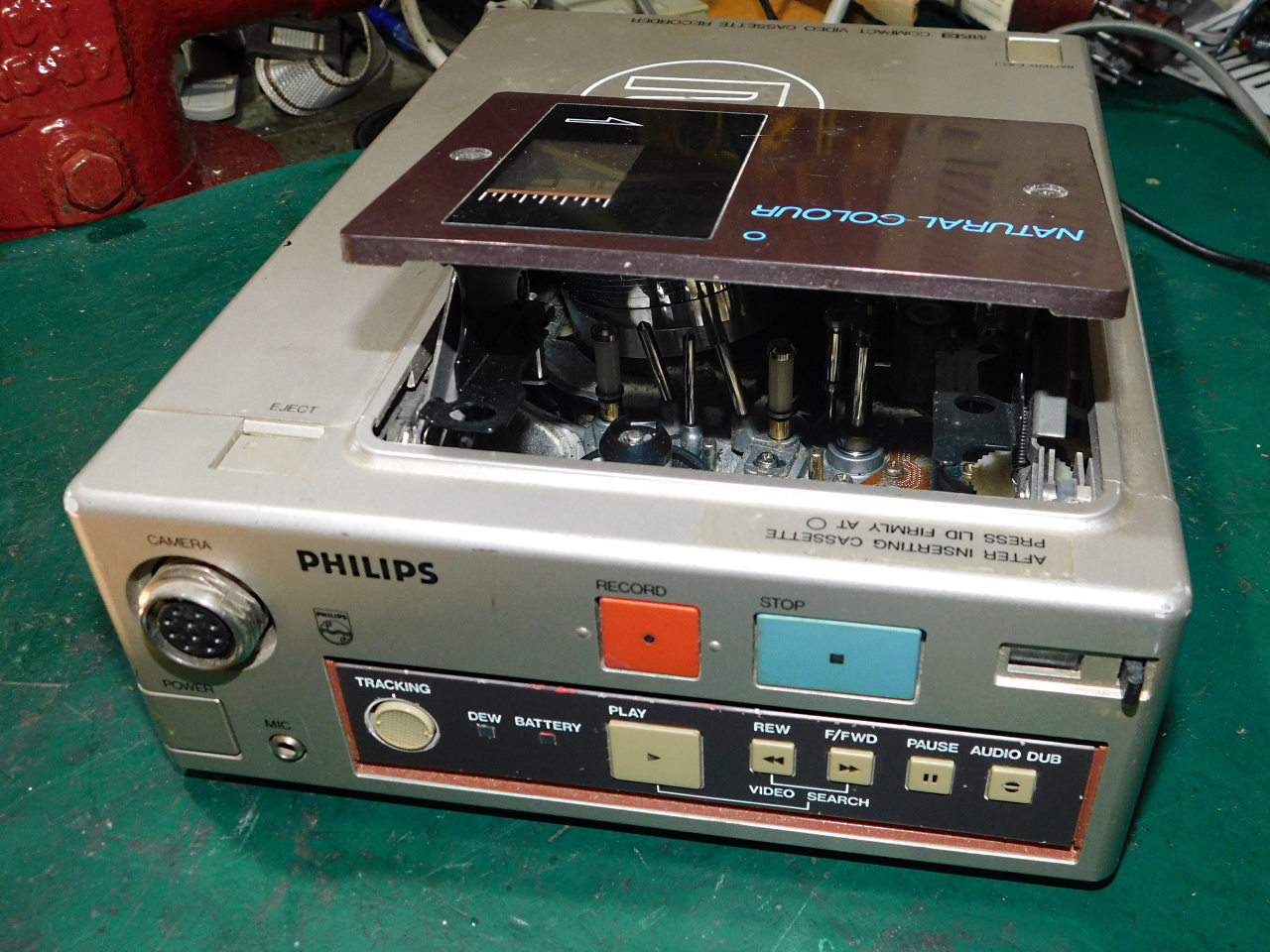 Загрузка видеокассеты производится сверху